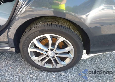 2016 Mercedes-Benz C 300 4Matic z USA, uszkodzony, nr VIN 55SWF4KB4GU105035